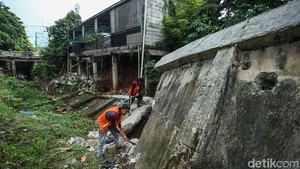 Kali Krukut Tertutup Material Longsor, Perbaikan Darurat Dikebut