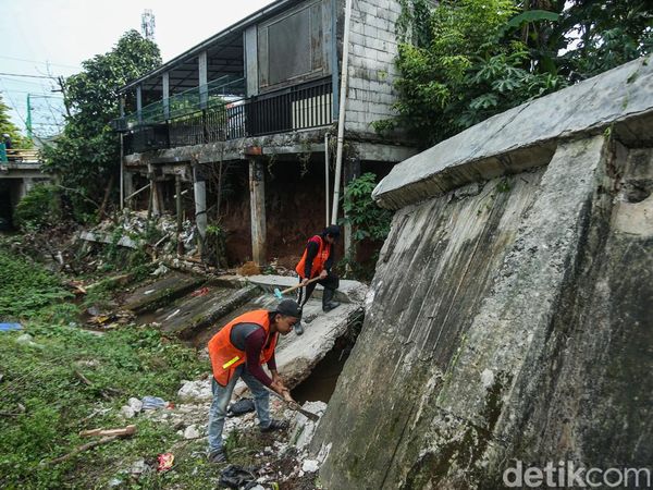 Kali Krukut Tertutup Material Longsor, Perbaikan Darurat Dikebut