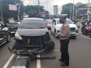 Mobil Nyangkut Tabrak Separator di Menteng, Lalin Arah Tugu Tani Tersendat