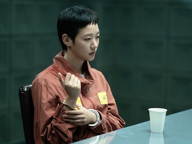 Kim Go Eun di The Price of Confession/ Foto: instagram.com/netfixkr Melalui The Price of Confession, Kim Go Eun akhirnya kembali membintangi drama thriller setelah sebelumnya tampil di drama Little Women (2022).