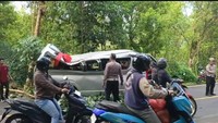Hiace Rombongan Turis China Hantam Pohon-Terpental di Bali, 5 Tewas