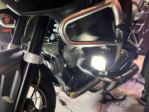 Anti Hajar Lubang saat Touring Malam Hari, Lampu Tembak Jadi Solusi