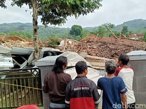 Kepanikan Warga Saat Longsor Robohkan Rumah-rumah di Cibeunyi Cilacap