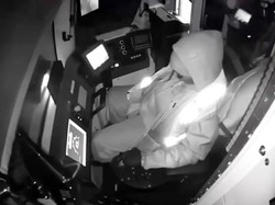 Masinis Tertidur, Kereta AS Nyaris Tabrak Mobil-Penumpang Terbanting