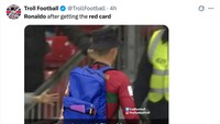 Kartu merah itu menghadirkan beragam meme. Contohnya ini, Ronaldo disebut langsung ngambek dan mengadu ke Piers Morgan untuk diinterview. (Foto: X.com/@TrollFootball)