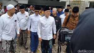 Menko Zulhas Didampingi Gus Miftah Silaturahmi ke Ponpes Al-Khoziny