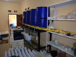 Polisi Gerebek Pabrik Sabun Cair Palsu Jiplak Merek Terkenal di Bekasi