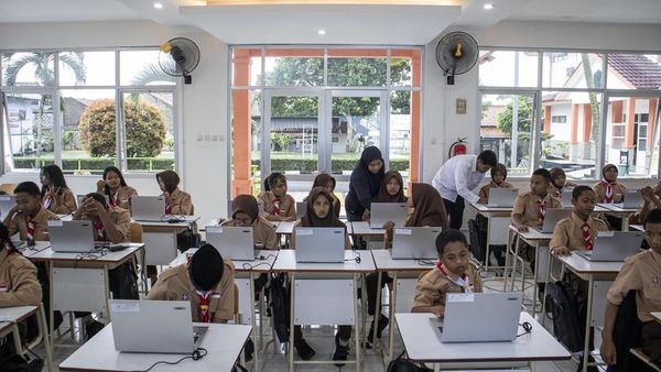 Dukung Pendidikan, Kemensos Salurkan Laptop ke SRMP 8 Cimahi