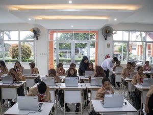 Dukung Pendidikan, Kemensos Salurkan Laptop ke SRMP 8 Cimahi