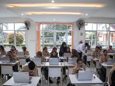 Dukung Pendidikan, Kemensos Salurkan Laptop ke SRMP 8 Cimahi