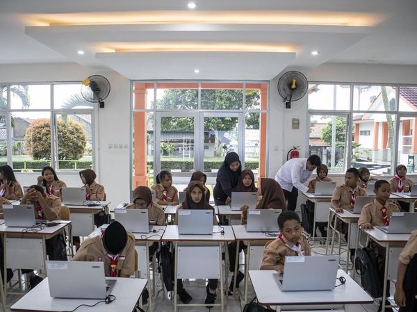 Dukung Pendidikan, Kemensos Salurkan Laptop ke SRMP 8 Cimahi