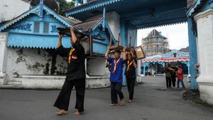 Persiapan Upacara Penobatan Raja Solo Pakubuwono XIV