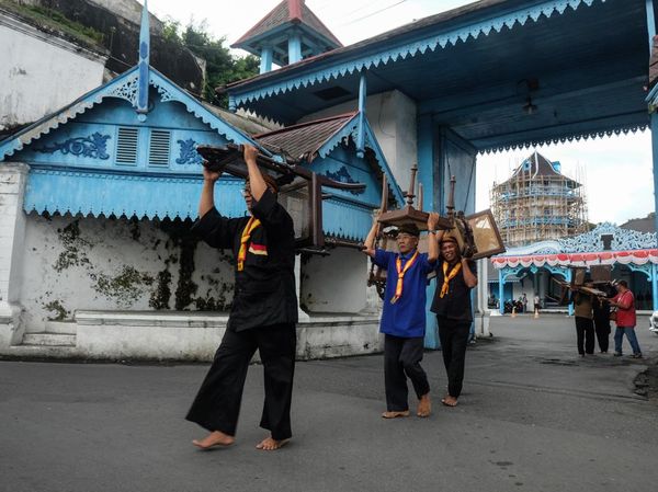 Persiapan Upacara Penobatan Raja Solo Pakubuwono XIV