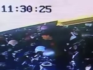 Video: Viral Pria Sobek Belasan Jok Motor di Parkiran Kampus di Tangsel