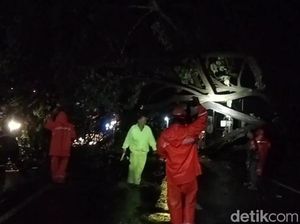 Hujan Angin di Lamongan Robohkan Kubah Masjid, Tumbangkan Pohon