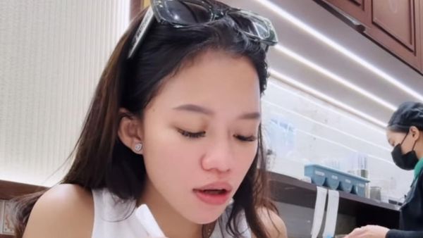 Pose Cantik Ummi Quary Saat Makan Nasi Lemak hingga Sate Wagyu