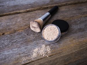 Inovasi Powder Sunscreen untuk Re-apply SPF Tanpa Ribet, Benarkah Efektif?