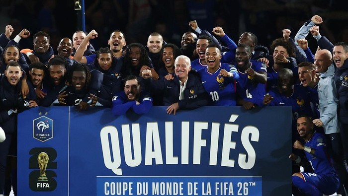 Soccer Football - World Cup - UEFA Qualifiers - Group D - France v Ukraine - Parc des Princes, Paris, France - November 13, 2025 France coach Didier Deschamps and his players celebrate qualification to the World Cup finals after the match REUTERS/Stephane Mahe