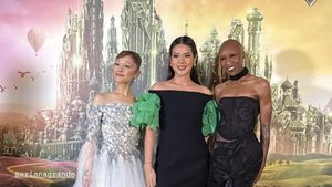 Foto: Raisa Ketemu Ariana Grande di Premier Wicked 2, Anggun Pakai Gaun Hitam