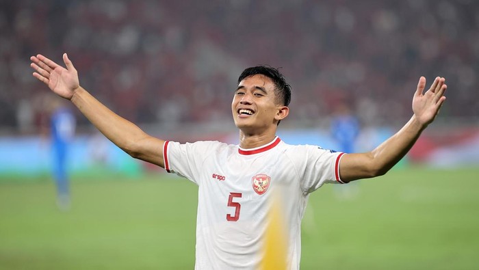 JAKARTA, INDONESIA - JUNE 11: Rizky Ridho of Indonesia (L) celebrates after scoring the teams second goal during the FIFA World Cup Asian second qualifier Group F match between Indonesia and Philippines at Gelora Bung Karno Stadium on June 11, 2024 in Jakarta, Indonesia. (Photo by Robertus Pudyanto/Getty Images)