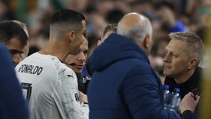 Soccer Football - World Cup - UEFA Qualifiers - Group F - Republic of Ireland v Portugal - Aviva Stadium, Dublin, Ireland - November 13, 2025 Portugals Cristiano Ronaldo reacts with Republic of Ireland coach Heimir Hallgrimsson as he leaves the pitch after being shown a red card REUTERS/Clodagh Kilcoyne