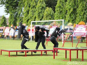 Saat Polwan Polda Jatim Unjuk Gigi di Srikandi Brimob Challenge