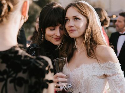 Potret Pernikahan Putri Antonio Banderas, Dakota Johnson Jadi Bridesmaid