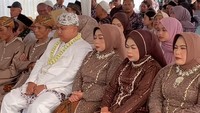 Viral Momen Langka Pengantin Punya 3 Pasang Ortu, Akur Duduk Bersama