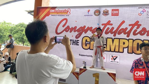 Salah satu atlet dari klub Sakti Taekwondo Bintaro, Rafandra Wiratmadja gembira bisa menapak podium juara dalam debutnya di CNN Indonesia Taekwondo Championship 2.
