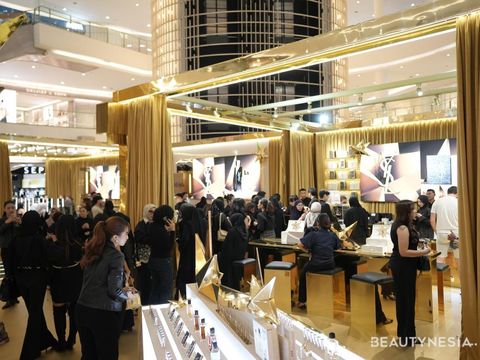 YSL Beauty Holiday Pop Up dengan tema Adorn in Gold
