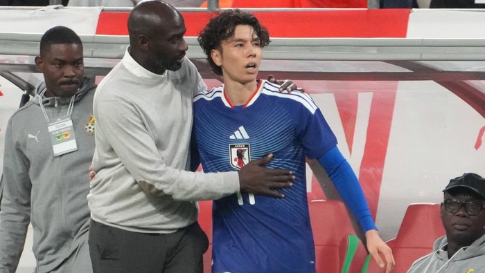 TOYOTA, JAPAN - NOVEMBER 14: Ao Tanaka of Japan and Otto Addo, coach of Ghana look on during the international friendly match between Japan and Ghana at Toyota Stadium on November 14, 2025 in Toyota, Aichi, Japan. (Photo by Masashi Hara/Getty Images)