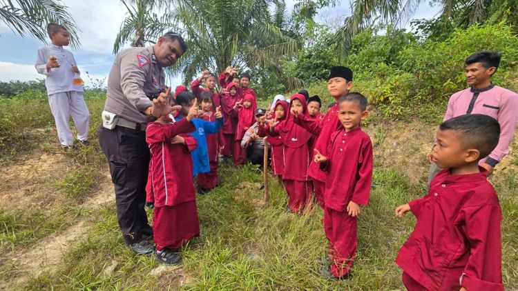 Rohul Hijaukan Masa Depan: Ratusan Siswa Serentak Tanam Pohon di 23 Sekolah