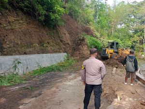 Tertimbun Longsor, Akses 2 Kecamatan di Cianjur Lumpuh Sementara