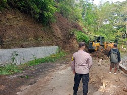 Tertimbun Longsor, Akses 2 Kecamatan di Cianjur Lumpuh Sementara