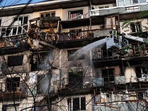 Apartemen Kyiv Hancur Digempur Drone Rusia: Fasad Runtuh, Unit Terbakar!