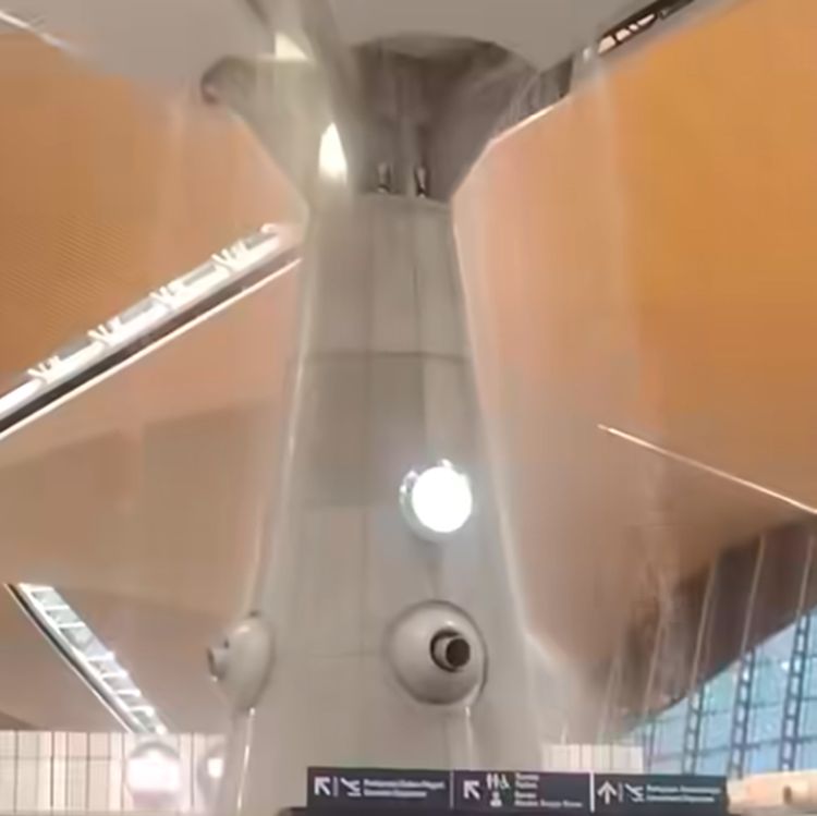 Fenomena Langka: Bandara KLIA 'Disulap' Air Terjun Dadakan Pasca Hujan Ekstrem