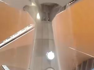 Air Terjun Muncul di Bandara Kuala Lumpur Akibat Hujan Deras