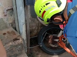 Tak Bisa Berangkat Kerja gegara Motor Digembok, Warga Bogor Panggil Damkar