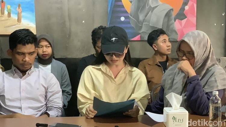 MUA Dea Lipa (Deni Apriadi) Blak-blakan Kisah Pilu Korban Bully di Masa Kecil