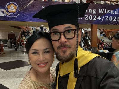 Ferry Salim Wisuda Ditemani Istri, Sah Menyandang Gelar Magister Hukum