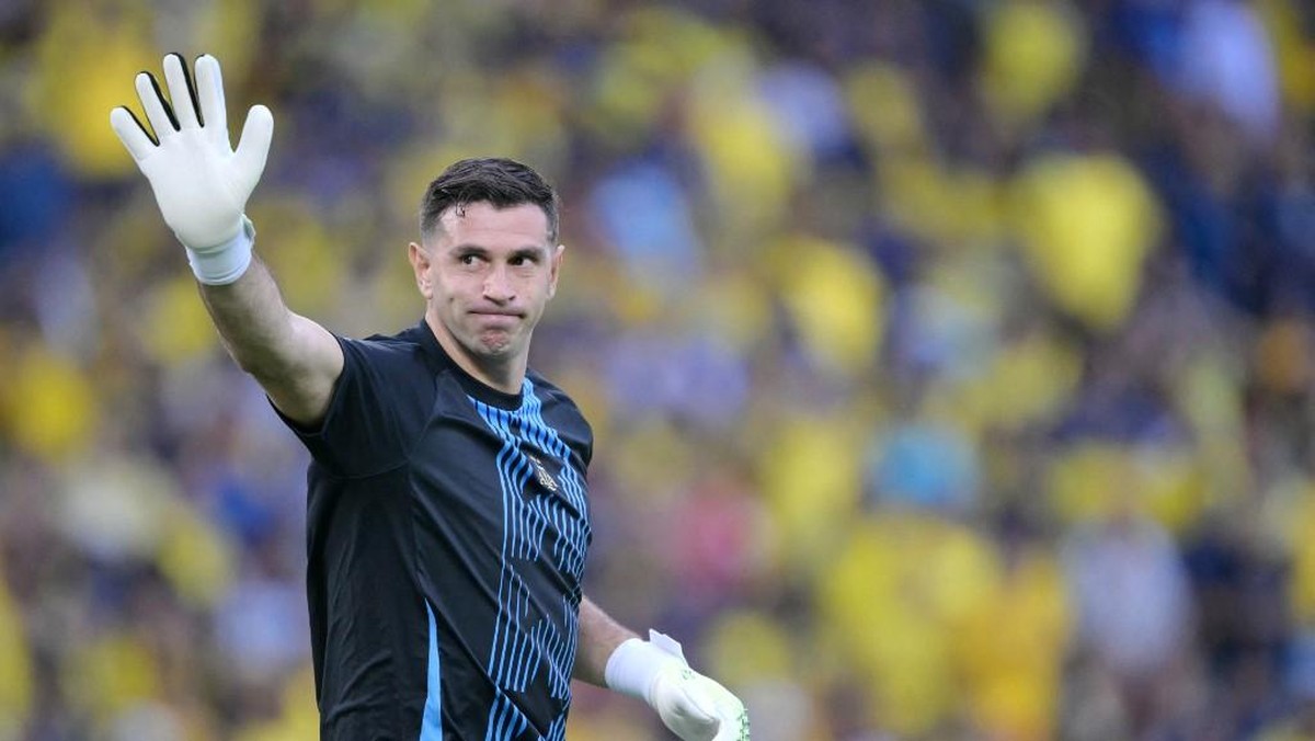 Emiliano Martinez membuka kans pindah ke Chelsea. (Foto: AFP/RODRIGO BUENDIA)