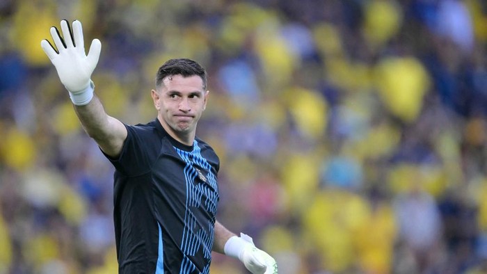 (FILES) Argentinas goalkeeper Emiliano Martinez waves during a warmup ahead of the 2026 FIFA World Cup South American qualifiers football match between Ecuador and Argentina at the Monumental Banco Pichincha Stadium in Guayaquil, Ecuador on Septembe