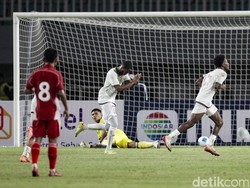 Alih-alih mendapatkan gol, Indonesia malah kebobolan lagi di injury time. Gol Moulaye Haidara membuat Indonesia kalah 0-3. Haidara melakukan selebrasi usai menjebol gawang Cahya Supriadi.