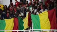 Pendukung Timnas Mali U-23 membentangkan bendera usai Mali unggul 3-0.