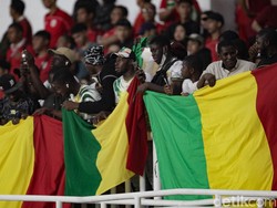 Pendukung Timnas Mali U-23 membentangkan bendera usai Mali unggul 3-0.