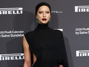 Gaya Mengejutkan Irina Shayk, Alis Di-bleaching Hingga Pamer Underwear