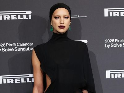 Gaya Mengejutkan Irina Shayk, Alis Di-bleaching Hingga Pamer Underwear