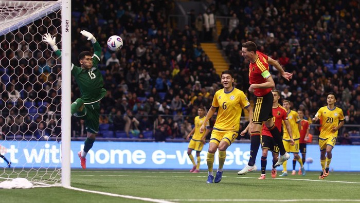 ASTANA, KAZAKHSTAN - NOVEMBER 15: Hans Vanaken of Belgium scores his teams first goal past Temirlan Anarbekov of Kazakhstan during the FIFA World Cup 2026 qualifier match between Kazakhstan and Belgium at Astana Arena on November 15, 2025 in Astana, Kazakhstan. (Photo by Denis Tyrin - UEFA/UEFA via Getty Images)