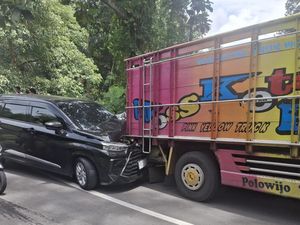 Ikut Google Maps, Truk Tak Kuat Nanjak dan Tabrak Mobil SUV di Tabanan
