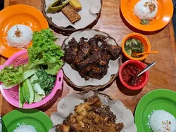 Mau Jajan di BKT? Ini 7 Makanan Enak yang Bisa Kamu Coba